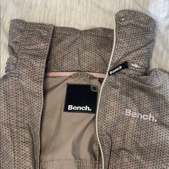 Bench Windbreaker - Picture 2 of 3